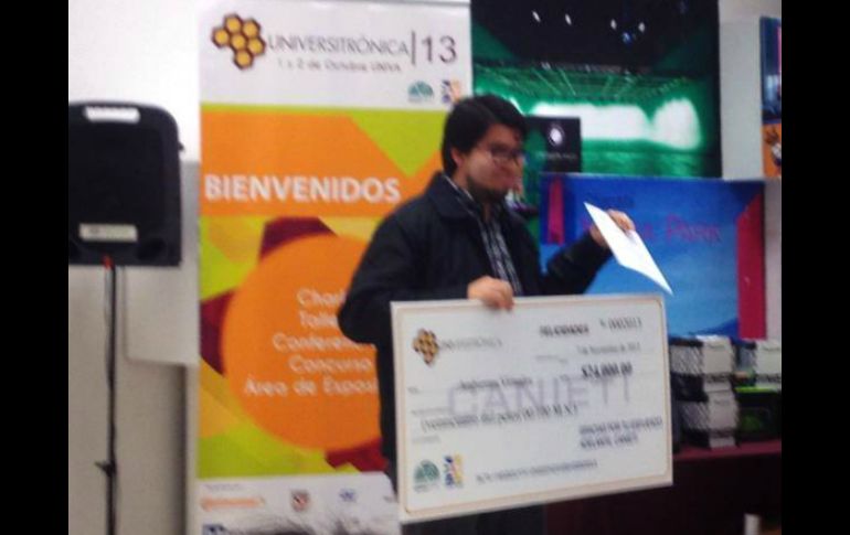 Antonio González ganó 25 mil pesos por crear un programa de realidad aumentada. TOMADA DEL FACEBOOK OFICIAL UNIVERSITRÓNICA ESPECIAL /