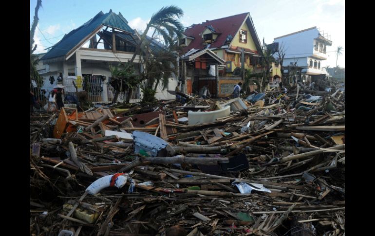 Hasta el momento autoridades confirman que hay 10 mil muertos en Filipinas. AFP /