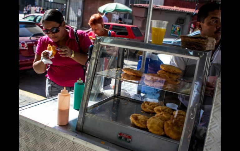Malos hábitos alimenticios, entre los que se cuenta el consumo de mucho refresco y frituras, de fácil acceso en la ciudad. ARCHIVO /