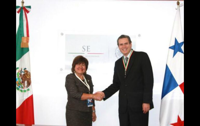 La Viceministra de Comercio Exterior de Panamá, Diana Salazar y el Subsecretario de Comercio Exterior.@derosenzweig ESPECIAL /