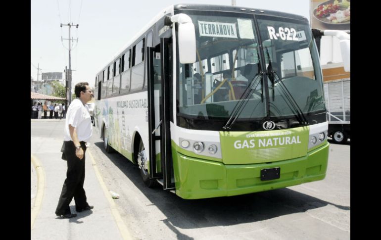 Los autobuses que consumen gas natural generan menos gases efecto invernadero. ARCHIVO /