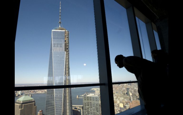 Un hombre observa el One World Trade Center (también llamado Freedom Tower) durante la inauguración del edificio del 4 WTC. EFE /