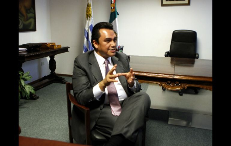 El embajador de México en Uruguay, Felipe Enríquez, habla durante una entrevista en la sede de la embajada, en Montevideo. EFE /