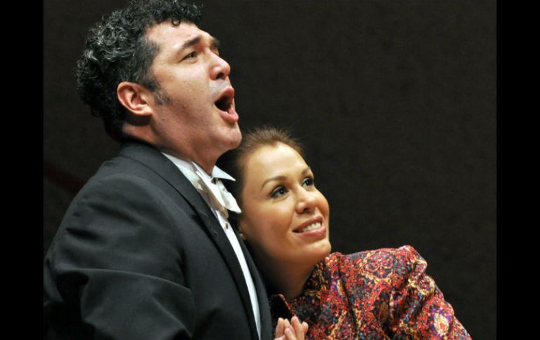 El tenor Luis Chapa, acompañado de la soprano Eugenia Garza. NTX /