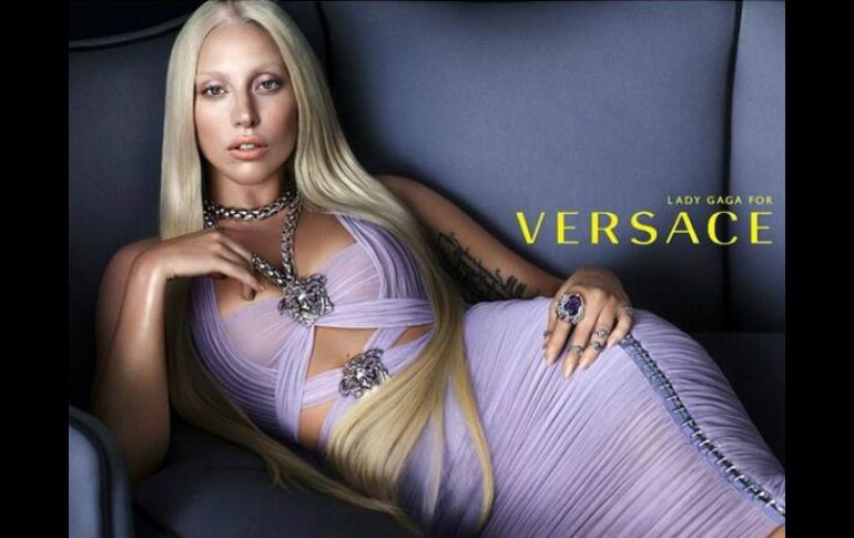 Lady Gaga aparece en una de las imágenes recostada con un vestido lila y varios accesorios de plata. ESPECIAL /