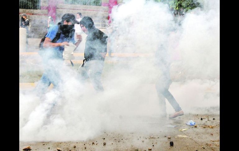 La Policía hondureña lanzó gases lacrimógenos contra cientos de estudiantes universitarios AFP /