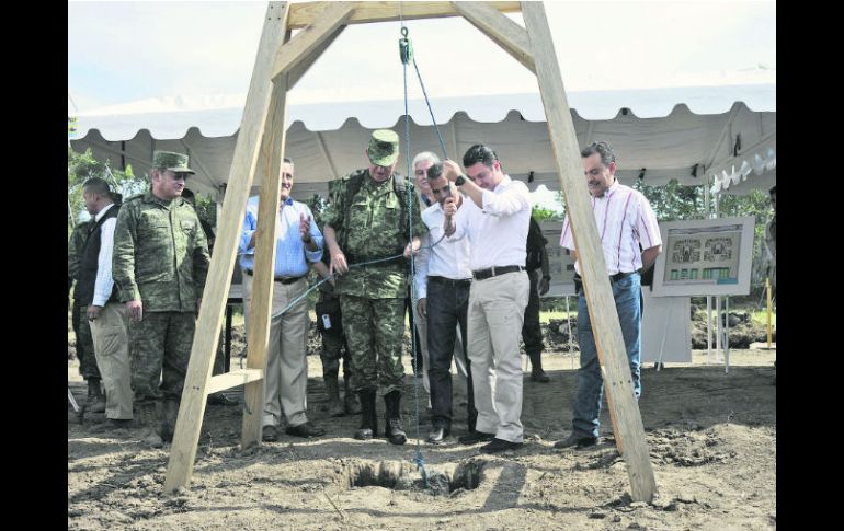 El gobernador Aristóteles Sandoval coloca la primera piedra de lo que será el destacamento de la Sedenal en Tecalitlán.  /