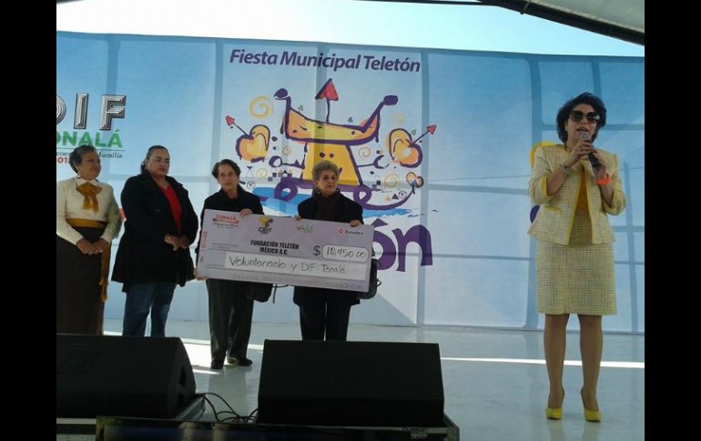 Voluntariado y DIF Tonalá realizaron su donativo por 10,450 pesos para el CRIT Occidente. FOTO:Facebook.  /