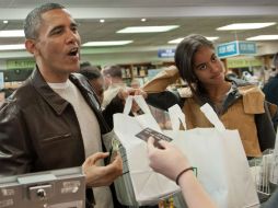 Barack Obama junto a sus hijas en la librería. AFP /