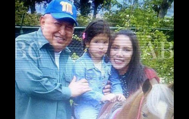 El fallecido presidente Hugo Chávez (i) junto a su posible hija Sara Manuela (c) y la azafata Nidia Fajardo (d). TOMADA DE abc.es  /