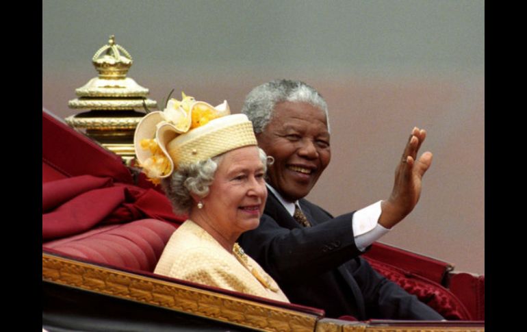 Nelson Mandela visitó oficialmente Gran Bretaña en el año de 1996. ARCHIVO /