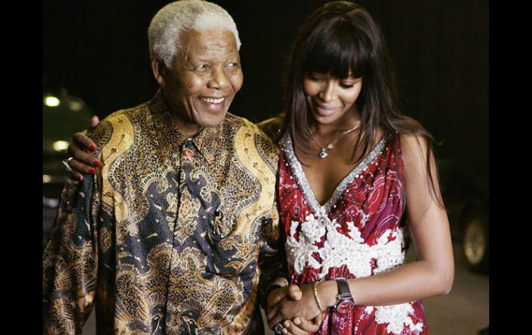 'Nelson Mandela se ha destacado como figura de fuerza, esperanza, libertad', publica la modelo. ESPECIAL /