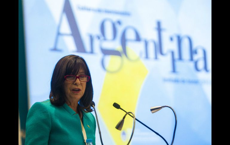 Magdalena Faillace, directora de Asuntos Culturales de la Cancillería de Argentina recibió el cambio de estafeta del país invitado.  /