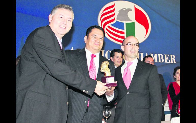 Héctor Núñez de Cáceres López (primero de izquierda a derecha) director del Tecnológico de Monterrey, Campus Guadalajara. ESPECIAL /