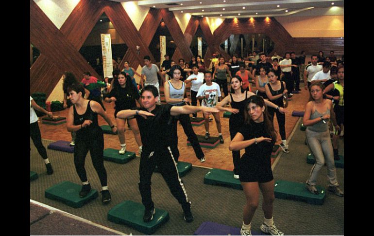 Practicar aeróbics, entre otras actividades, son importantes para el cuerpo dados los múltiples beneficios que arrojan. ARCHIVO /