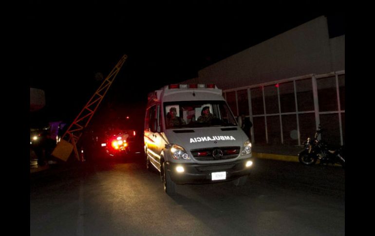Unidades de Protección Civil y la Cruz Roja acudieron a la procesadora. ARCHIVO /