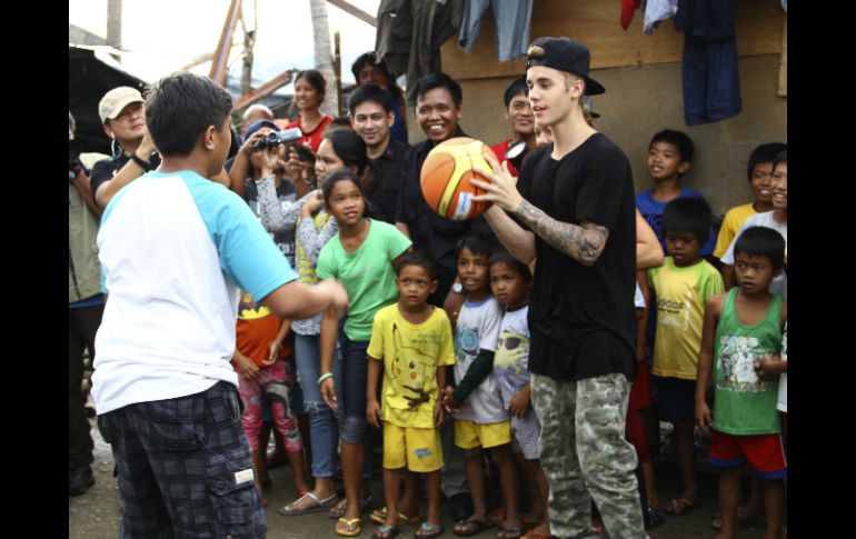 Justin Bieber fue bien recibido por la gente filipina. AP /