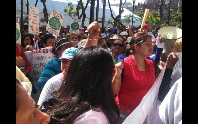 La manifestación magisterial provocó grandes conflictos viales en las inmediaciones del Congreso de Jalisco.  /