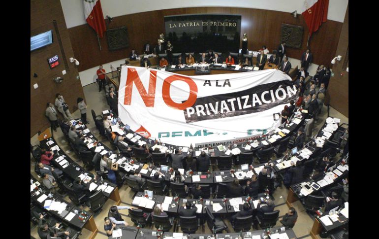 Legisladores del PRD,PT y Movimiento Ciudadano mostraron una manta con un mensaje contra la privatización de Pemex. NTX /