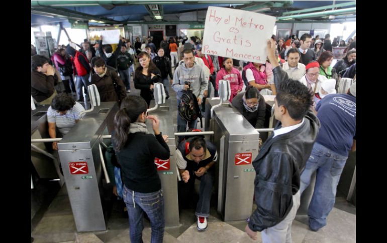 Se congregaron en al menos 15 estaciones del Metro para persuadir a los usuarios a saltar los torniquetes como protesta. SUN /
