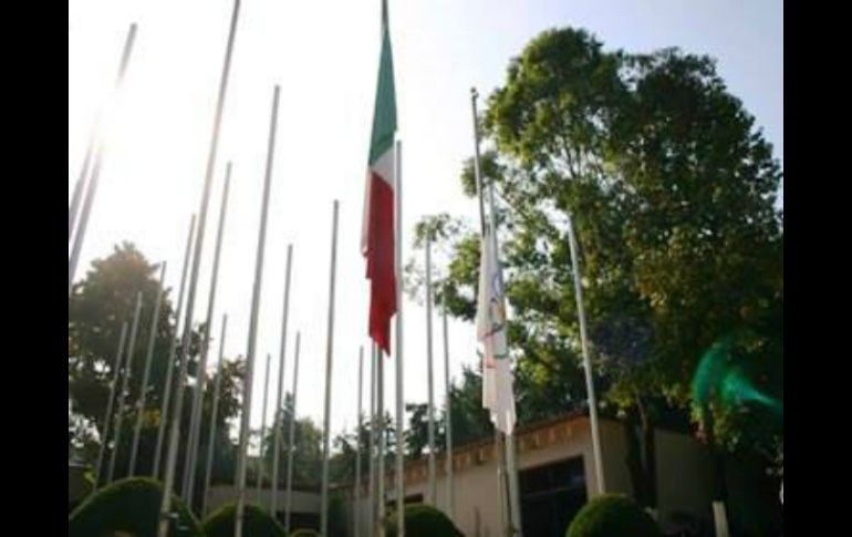 El COM izó la bandera en la explanada “Mario Vázquez Raña” al rendirle tributo al ex presidente sudafricano.FOTO: Facebook ESPECIAL /