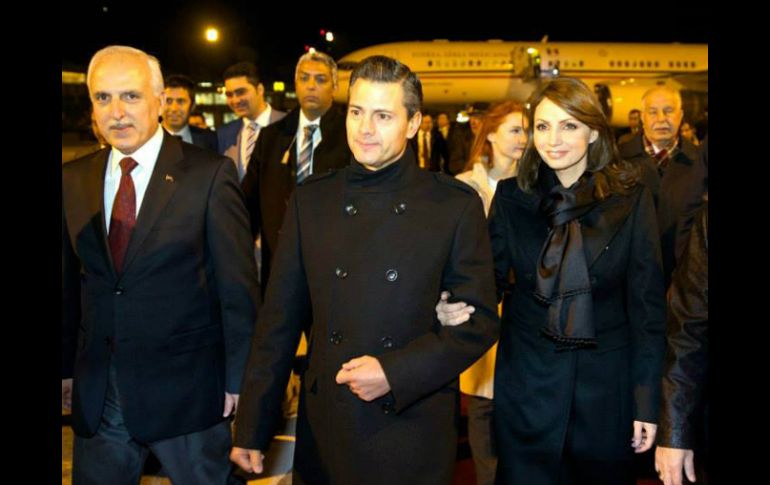 El Presidente Peña Nieto (c) y su esposa Angélica Rivera (d) durante su llegada a Turquía. SUN /
