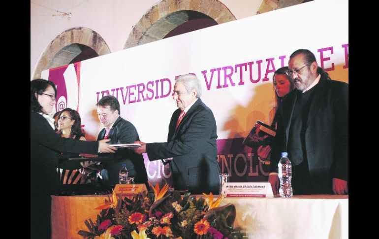 Entusiasmo. Enrique Dau Flores entregó los certificados a quienes se graduaron de la maestría y doctorado en educación virtual.  /