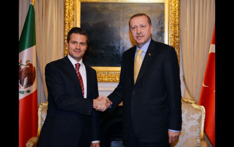 El Presidente Pe Nieto (i) estrecha la mano con el primer ministro turco, Recep Tayyip Erdogan (d). NTX /