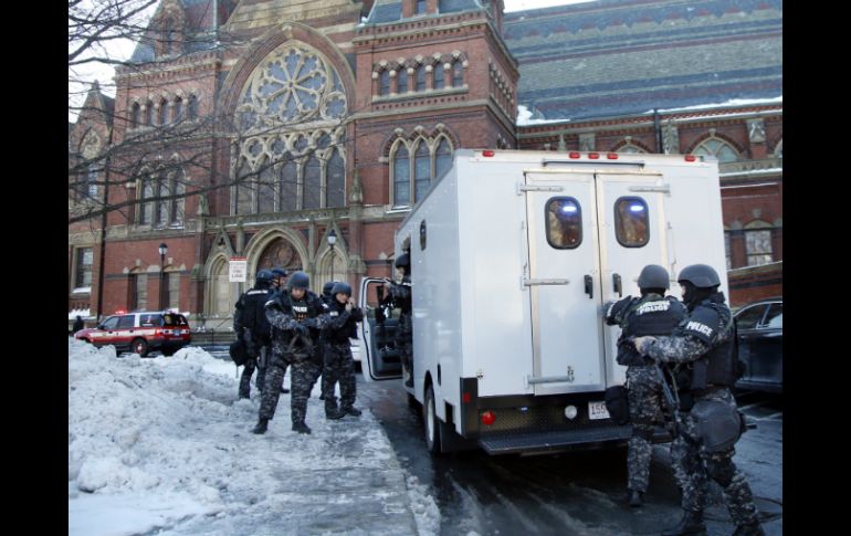 Elementos del equipo táctico SWAT llegan a uno de los edificios evacuados de la Universidad de Harvard. AP /
