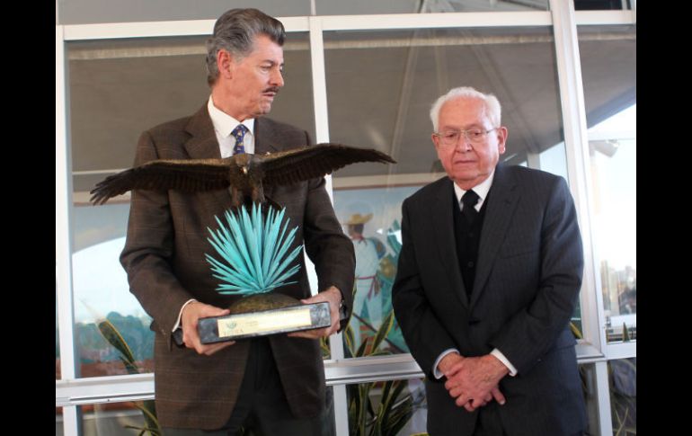 El premio fue otorgado por el presidente del organismo, Miguel Ángel Domínguez (i) a Jaime Orendain Hernández (d).  /
