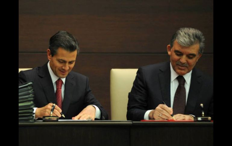 El Presidente, Enrique Peña ,y su homólogo turco Abdullah Gül durante la firma de documentos. Foto: Facebook. ESPECIAL /