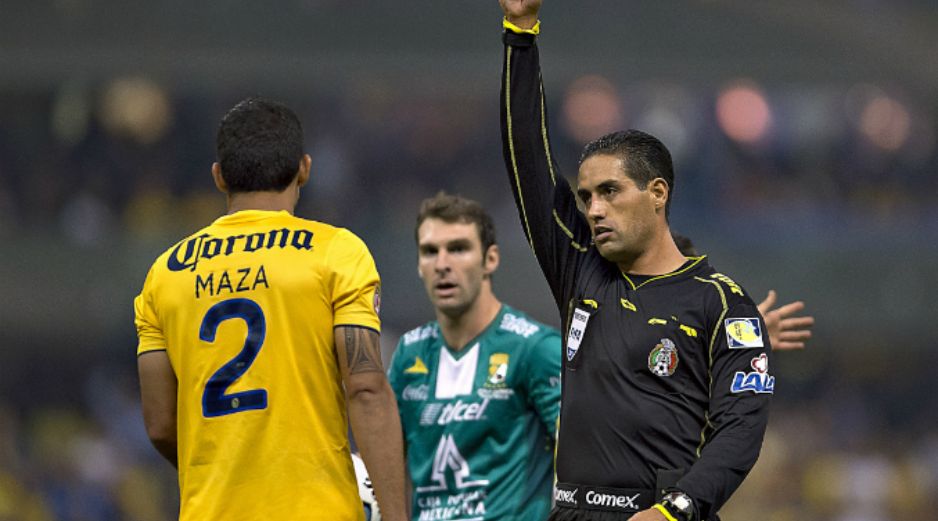 García Orozco sacó la tarjeta roja a Rodríguez y después el defensa reaccionó aventándole la pelota. MEXSPORT /