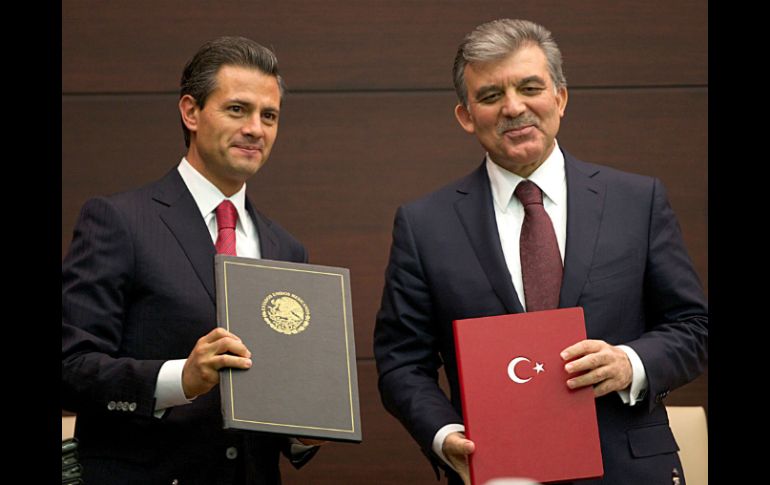 El Presidente Peña Nieto (i) firma diversos acuerdos con su homólogo turco Abdullah Gül (d). NTX /
