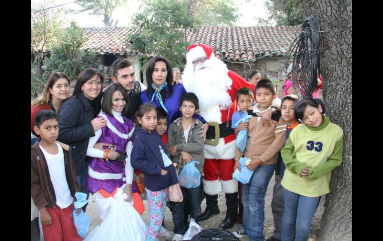 Santa Claus, acompañado de un duende fue quien se encargó de dar los regalos a los pequeños. ESPECIAL /