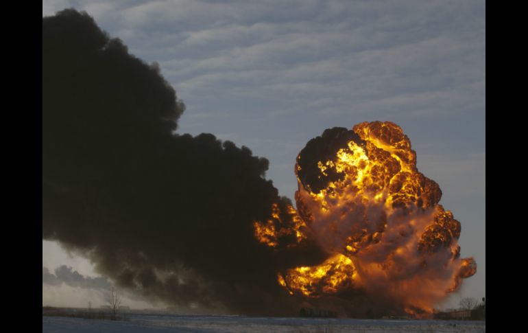 Más de 10 vagones cargados con petróleo se incendian en un pequeño poblado de Dakota del Norte. AP /