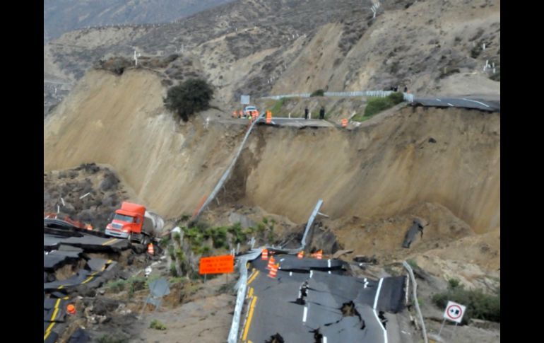 El pasado 28 de diciembre, la autopista Tijuana-Ensenada sufrió un hundimiento de 40 metros. ARCHIVO /