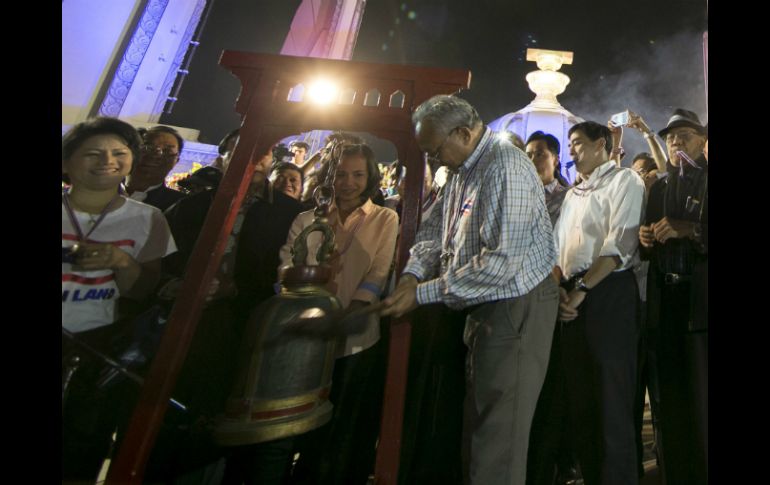 El líder de las protestas, Suthep Thaugsuban, toca una campana por la entrada del 2014. AP /