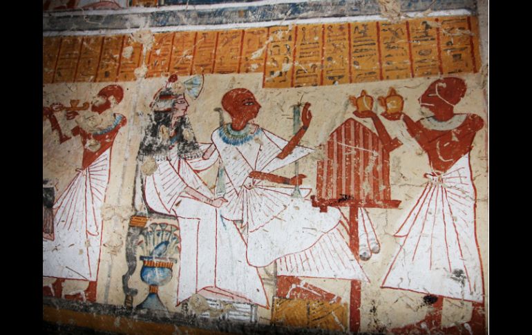 En un dibujo encontrado en una de las paredes de la tumba, se observa al cervecero presentando ofrendas a los dioses. AP /