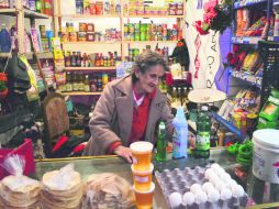 En el olvido. Una locataria atiende su puesto improvisado en donde se ubicaba el mercado Pedro Ogazón.  /
