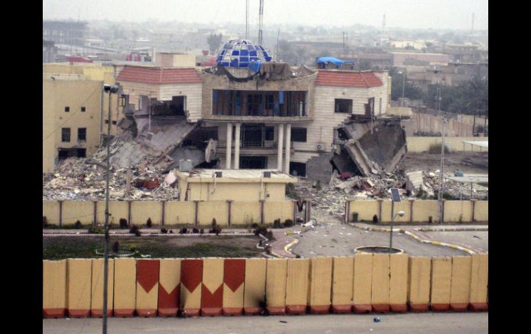 Vista exterior del edifico del consejo local que quedó destruido por enfrentamientos con la policía en la ciudad de Faluya. EFE /