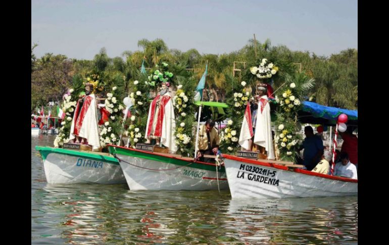 Los Reyes Magos hacen su tradicional recorrido por la laguna de Cajititlán el 7 de enero. ARCHIVO /