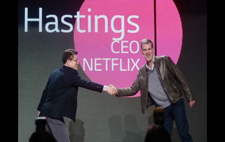 El presidente de LG para Estados Unidos saluda al director ejecutivo de Netflix. EFE /