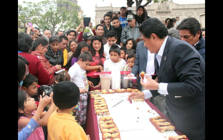 El presidente municipal reparte la rosca a los tapatíos que asistieron a la Plaza Guadalajara. ESPECIAL /