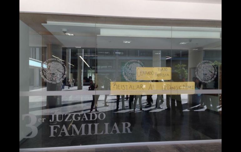 Empleados del juzgado colocaron letreros en los que indicaban que las oficinas estaban cerradas. Imagen de Andrea Quirarte. ESPECIAL /