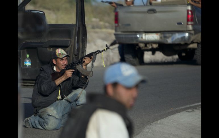 Un miembro de autodefensa se atrinchera en la localidad de Las Yeguas, en Michoacán.  /