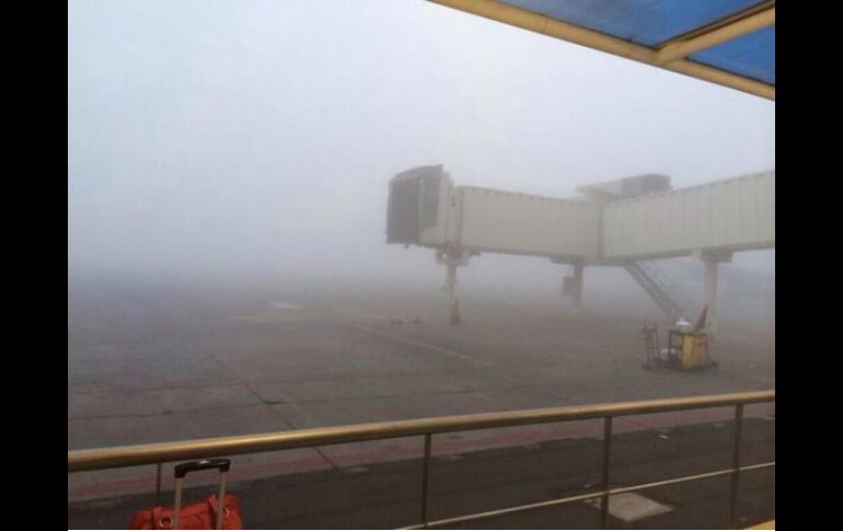 Imagen que el usuario de Twitter @michel171183 da a conocer sobre el estado que guarda el aeropuerto tapatío. ESPECIAL /