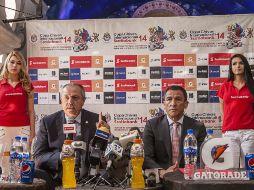 El presidente deportivo de Chivas, Juan Manuel Herrero (i) y Juan Carlos Ortega, director de desarrollo deportivo.  /