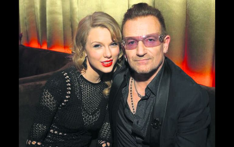 En el after party de Instyle y Warner Bros, la cantante Taylor Swift fue vista platicando con Bono, vocalista de U2. TWITTER  /