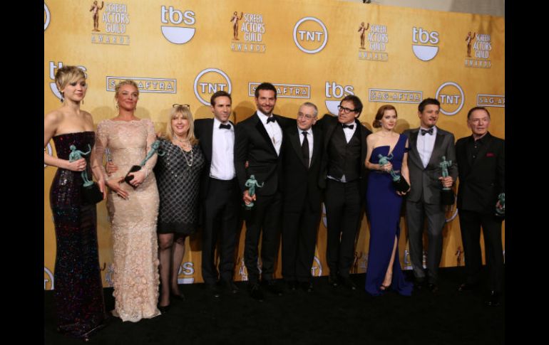 El elenco de 'American Hustle' posa luego de la premiación. AP /