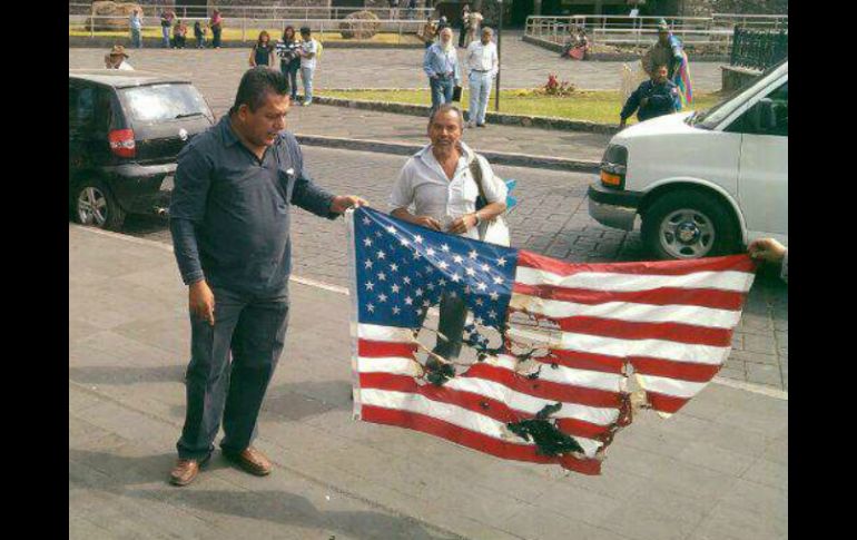 Queman bandera de EU durante una protesta en contra de la ejecución del reo mexicano. EFE /